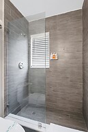 ULTRA Modern Apt by the Beach