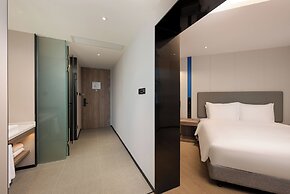 Holiday Inn Express Shanghai Jing'an Temple by IHG