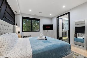 Luxury Clarendon 4-BR Homestay - McVeigh