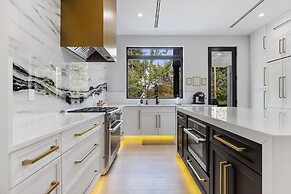 Luxury Clarendon 4-BR Homestay - McVeigh