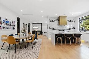 Luxury Clarendon 4-BR Homestay - McVeigh