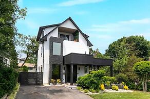 Luxury Clarendon 4-BR Homestay - McVeigh