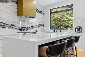 Luxury Clarendon 4-BR Homestay - McVeigh