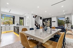 Luxury Clarendon 4-BR Homestay - McVeigh