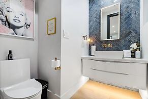 Luxury Clarendon 4-BR Homestay - McVeigh