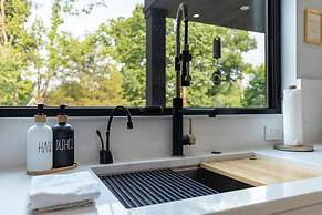 Luxury Clarendon 4-BR Homestay - McVeigh