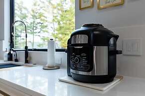 Luxury Clarendon 4-BR Homestay - McVeigh