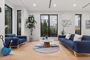 Luxury Clarendon 4-BR Homestay - McVeigh