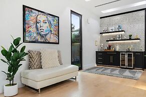 Luxury Clarendon 4-BR Homestay - McVeigh