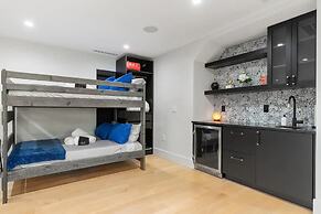 Luxury Clarendon 4-BR Homestay - McVeigh