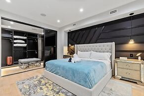 Luxury Clarendon 4-BR Homestay - McVeigh