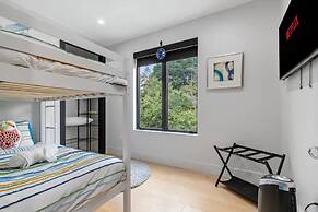 Luxury Clarendon 4-BR Homestay - McVeigh