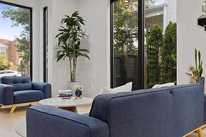 Luxury Clarendon 4-BR Homestay - McVeigh