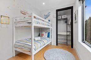 Luxury Clarendon 4-BR Homestay - McVeigh