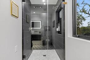 Luxury Clarendon 4-BR Homestay - McVeigh