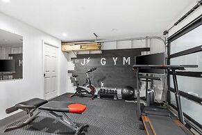 Luxury Clarendon 4-BR Homestay - McVeigh