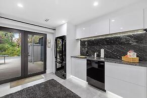 Luxury Clarendon 4-BR Homestay - McVeigh