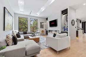 Luxury Clarendon 4-BR Homestay - McVeigh