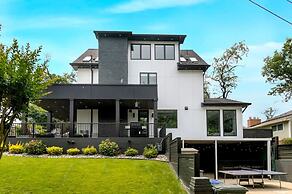 Luxury Clarendon 4-BR Homestay - McVeigh