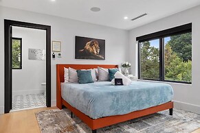 Luxury Clarendon 4-BR Homestay - McVeigh