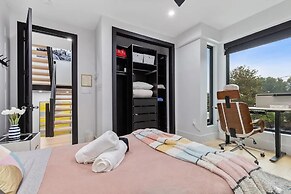 Luxury Clarendon 4-BR Homestay - McVeigh