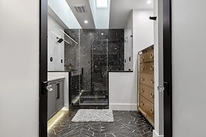 Luxury Clarendon 4-BR Homestay - McVeigh