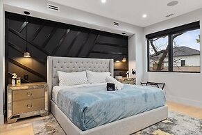 Luxury Clarendon 4-BR Homestay - McVeigh