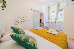 Stylish City Center Vibes Apartment