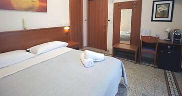 Lora Hotel
