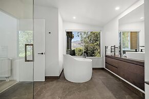 WHAKATA ON WHITBOURN