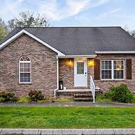 1 Mile to Pkwy Pets Hot Tub Creekside Porch