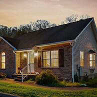 1 Mile to Pkwy Pets Hot Tub Creekside Porch