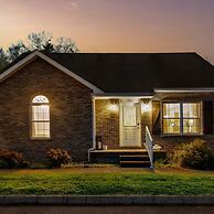 1 Mile to Pkwy Pets Hot Tub Creekside Porch