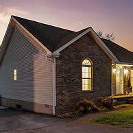 1 Mile to Pkwy Pets Hot Tub Creekside Porch