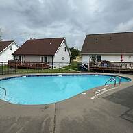 1 Mile to Pkwy Pets Hot Tub Creekside Porch