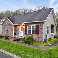 1 Mile to Pkwy Pets Hot Tub Creekside Porch