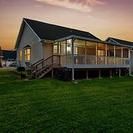 1 Mile to Pkwy Pets Hot Tub Creekside Porch