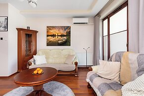 Traditional Gdansk Apartment by Renters