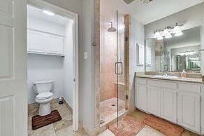 10 Mi to Lake Lewisville: Carrollton Home w/ Pool