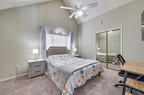 10 Mi to Lake Lewisville: Carrollton Home w/ Pool