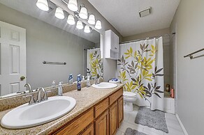 10 Mi to Lake Lewisville: Carrollton Home w/ Pool