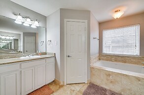 10 Mi to Lake Lewisville: Carrollton Home w/ Pool