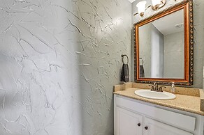 10 Mi to Lake Lewisville: Carrollton Home w/ Pool