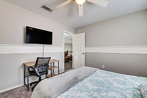 10 Mi to Lake Lewisville: Carrollton Home w/ Pool