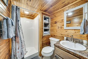 Couples Cabin in Broken Bow ~ 5 Mi to Downtown!