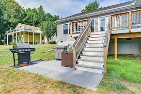 Screened Deck & Dock: Waterfront Lake Anna Home!