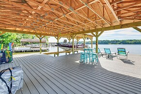 Screened Deck & Dock: Waterfront Lake Anna Home!