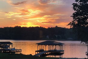 Screened Deck & Dock: Waterfront Lake Anna Home!