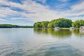 Screened Deck & Dock: Waterfront Lake Anna Home!