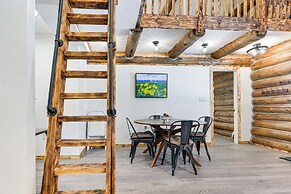 Cozy Melrose Cabin w/ Fire Pit: Walk to River!